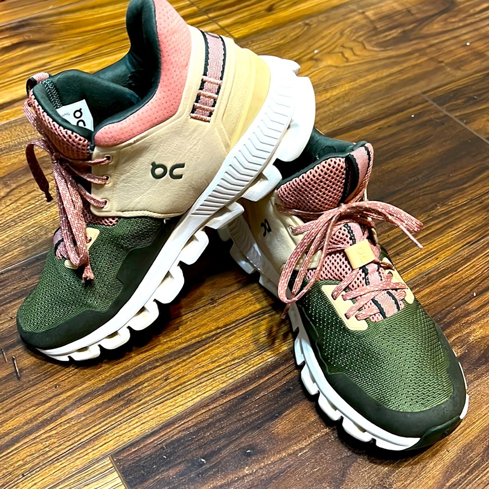 Good used condition ON cloud hiking shoes